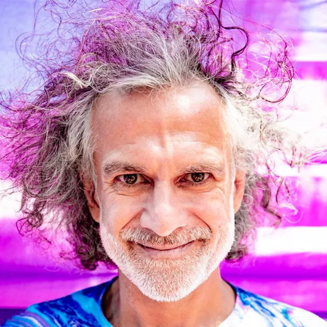 Lee Reynolds artist photo